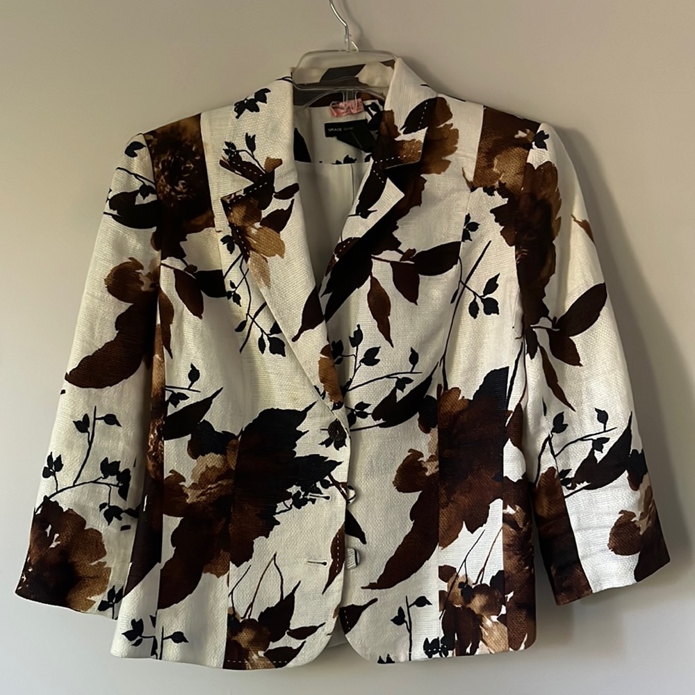 Size 6 women’s blazer. Used but in good condition.